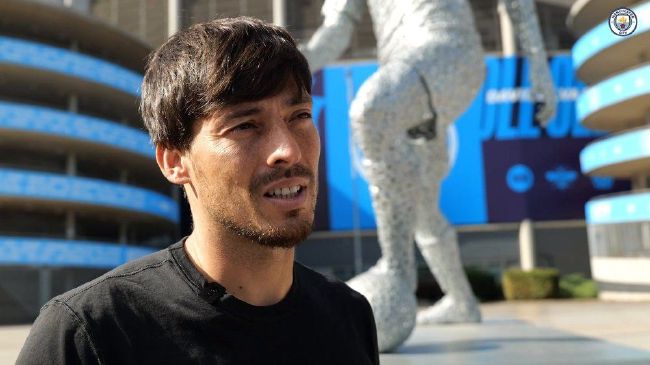 于是，他让自己镜头下的香港变成了一座色调灰暗的“冰雪之城”。